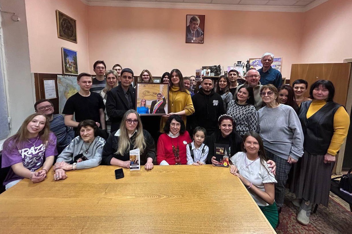 En Moscú develan retrato por la liberación del presidente Nicolás Maduro y la primera dama Cilia Flores