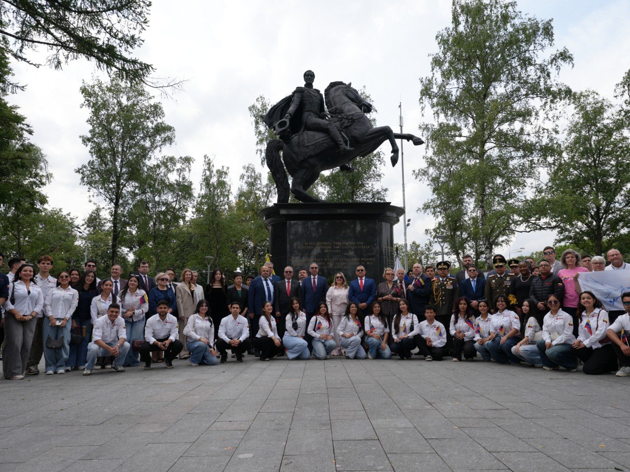 Embajada en Rusia conmemora el 243 aniversario del Natalicio del Libertador Simón Bolívar en Moscú